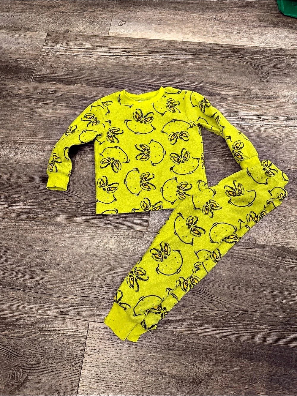 The Grinch pajama set Print Size 4T Like New